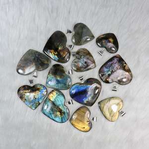 Pendentif Labradorite en forme de cœur naturel pour femme incrustation de réglage de lunette dans un collier de bijoux - Product Image 3