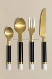 Vente chaude Métal Doré Couverts Avec Noir Blanc Poignée Couverts Ensemble pour Fête De Mariage Restaurant Hôtel - Product Image 3