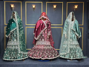 Gharara de mariée en velours royal style persan avec double dupatta, grand éclat et travail de pierres Jarkan, disponible en 7 couleurs de mariage - Product Image 5