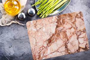 เขียงหินอ่อนสีแดงดีไซน์เนอร์ สำหรับครัวอเนกประสงค์ ใช้สำหรับทำพิซซ่า เค้ก ขนม และเสิร์ฟ ผลิตด้วยมือจากอินเดีย - Product Image 4