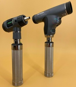 Cargador de Escritorio Welch Allyn con Otoscopio Macroview y Oftalmoscopio Panóptico - Product Image 3