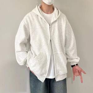 เสื้อฮู้ดดี้ผู้ชายไซส์ใหญ่แบบขายส่ง หรูหรา สกรีนโลโก้ ลายนูน 3 มิติ ผ้าฟลีซ ปักลายด้วยเทคนิคพิเศษ - Product Image 4