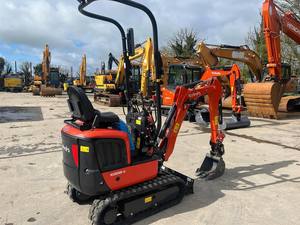 Miniexcavadora Kubota U10-5 tipo oruga, color rojo, con accesorio rompedor de rocas Daemo B50, precio asequible, en venta. - Product Image 1