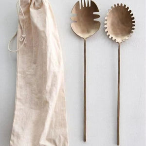 Ensemble cuillère et fourchette de service à salade en laiton de qualité supérieure avec texture gravée parfaite pour les présentoirs de table élégants - Product Image 1