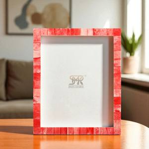 Cadre photo en os rouge audacieux fait à la main avec des options personnalisables, élégant présentoir de table pour la décoration moderne de la maison ou du bureau de style bohème - Product Image 3