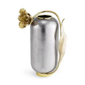 Vase en métal doré de créateur, pot floral moderne fait à la main pour accentuer la décoration intérieure - Product Image 6