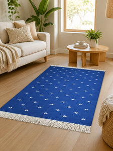 Tapis Dhurrie artisanal en coton bleu, réversible, à motifs géométriques, avec franges à pompons blancs, pour chambre et salon - Product Image 1