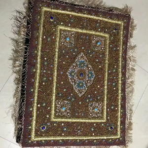 Tapis bijou Zari fait main exclusif avec pierres semi-précieuses pour une décoration indienne élégante et traditionnelle - Product Image 1