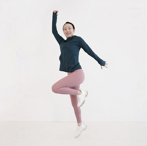 ชุดโยคะผู้หญิงแบบลำลอง เสื้อฮู้ดเนื้อผ้านุ่มสบายผิว ลายเรียบ ระบายอากาศได้ดี ยืดได้สี่ทิศทาง สีน้ำเงินปรัสเซีย ชุดโยคะมูกาสะ - Product Image 3