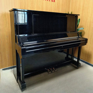 Piano Vertical Acústico Yamaha UX5 Negro para Músicos Profesionales, Piano Japonés de Segunda Mano, Madera Sólida, 88 Teclas - Product Image 1