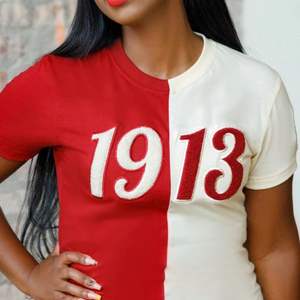 Camiseta bordada de chenilla Media mitad 1913 DST Ropa de hermandad de Mujeres de algodón Premium Ropa griega Delta Camiseta roja blanca de dos tonos - Product Image 2