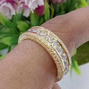 Bague de fiançailles à trois rangs en diamant de laboratoire taille brillant de 5,00 carats, certifiée IGI, clarté VS1, pour homme et femme, en or 14 carats - Product Image 3