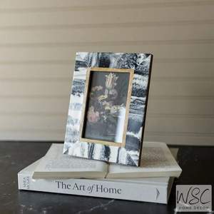 Cadre photo en bois et résine de luxe, logo personnalisé, grain naturel, finition brillante, élément d'accentuation d'intérieur élégant, décoration d'étagère de salon - Product Image 2