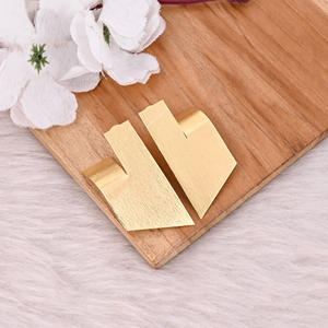 ต่างหูสตั๊ดชุบทองทองเหลืองสำหรับผู้หญิงดีไซน์เนอร์ทำด้วยมือต่างหูเม็ดเดี่ยวชุบทองทองเหลืองคุณภาพสูงขายส่งผู้ผลิต - Product Image 6