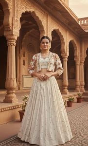 Ensemble coordonné pour femme : Crop top en crêpe naturel et blazer cintré épais, idéal pour les soirées et les occasions décontractées - Product Image 3