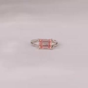 Anillo de compromiso de diamante cultivado en laboratorio de corte esmeralda rosa de 2,35 CT Certificado en Ajuste solitario de oro sólido de 14KT para niñas - Product Image 1