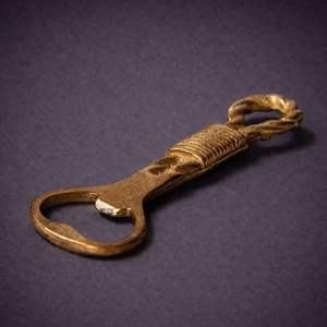 Ouvre-bouteille en fonte avec poignée en corde, design nautique vintage, prise en main solide, finition dorée durable, parfait pour la décoration intérieure et la décoration côtière - Product Image 3