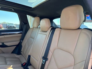 Cayenne Platinum Edition 2017 d'occasion, SUV 3.6L V6 AWD automatique, véhicule utilitaire sport de luxe à vendre - Product Image 5