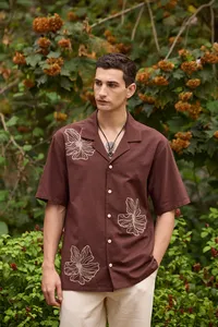 Camisa informal con cuello vuelto a la moda holgada de Color marrón con bordado Floral de algodón y lino para hombre - Product Image 6