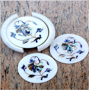 Quatre sous-verres circulaires en marbre blanc avec un motif géométrique élégant en laiton sont disponibles en gros à des prix uniques. - Product Image 4