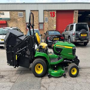 Potente cortacésped de grado industrial John Deeree X950R, chasis de aluminio, caja de césped de 250L para campos deportivos, parques, escuelas, fincas - Product Image 1