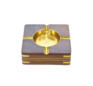 Cendrier nautique en bois et en laiton de forme ronde avec la surface polie appropriée à l'utilisation extérieure de patio et de cabine de bateau - Product Image 6