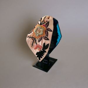 Diadema Bordada con Cuentas Florales, Diadema Acolchada con Nudo, Accesorios de Lujo Personalizados para Mujeres y Niñas, Estilo Cómodo - Product Image 1