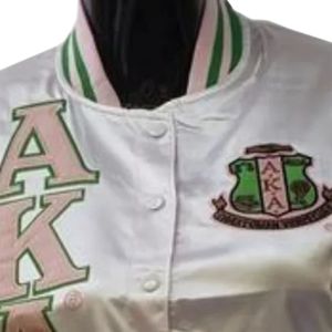 เสื้อแจ็คเก็ตผ้าซาตินสีขาวสำหรับผู้หญิง สไตล์วาร์ซิตี้ บอมเบอร์แจ็คเก็ต แฟชั่นลำลอง เสื้อคลุมติดกระดุมด้านหน้า สตรีทแวร์ เสื้อผ้าทันสมัย ขายส่ง - Product Image 6