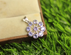 Pendentif minimaliste en Tanzanite naturelle AA+ 4 mm en argent sterling 925 serti clos pour femme, idéal pour un anniversaire - Product Image 6