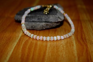 Pulsera de Ópalo Blanco Natural con Cuentas de Mehrajudin Gems, Unisex, Elegante y Moderna, Chapada en Oro, Joyería Hecha a Mano - Product Image 4