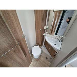 Autocaravana Usada Dethleffs Trend 7057 con Transmisión Manual de 6 Velocidades, 15,000 Millas, Cama Fija Tipo Isla - Product Image 5