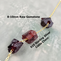 Collier pendentif délicat en émeraude brute, pierre de naissance, en argent sterling plaqué or, avec chaîne en câble, cristal de chakra de guérison, unisexe