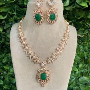 Conjunto Kundan chapado en oro de calidad superior de lujo Conjunto de collar elegante con pendientes Aspecto de piedra para compromiso o boda para mujer - Product Image 1
