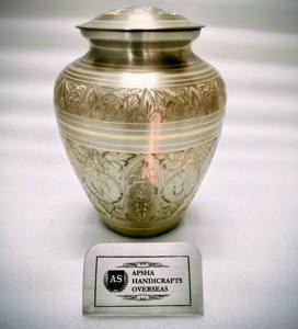 Urne funéraire en laiton de style américain/européen gravée en gris antique pour le stockage des cendres d'adultes - Product Image 1