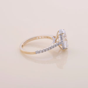 Anillo de compromiso con halo de diamantes cultivados en laboratorio de 5.04 quilates, ovalados, en oro amarillo, blanco y rosa de 9 quilates, con piedras laterales redondas. - Product Image 6