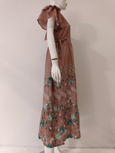 ชุดเดรสผ้าเรยอนลายดอกไม้ยาวถึงเข่าสำหรับฤดูร้อนเสื้อแขนเรียงซ้อนกันกระดุมด้านหน้าสายรัดด้านขวาและด้านซ้ายสไตล์ประจำวัน - Product Image 4