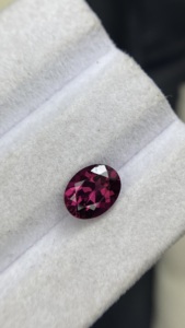 Piedra Preciosa Suelta de Granate Rodolita Natural Certificada de 9x7 mm, Corte Ovalado, con Excelente Calidad de Color, 2.28 Quilates, Limpia con Lupa - Product Image 4