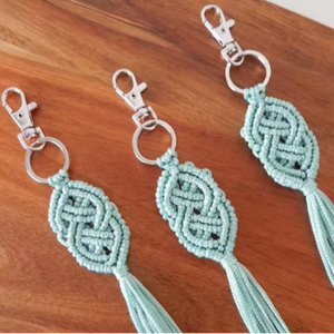 Llavero de macramé con nudo celta - Product Image 1