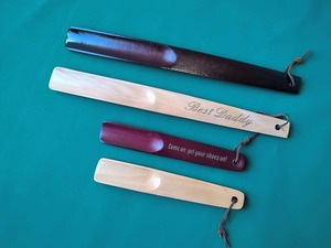 Rehausseur de chaussures en bois personnalisé de qualité supérieure avec texture de grain naturel, conçu pour un accès facile aux chaussures et un confort quotidien - Product Image 3