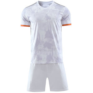 Conjunto de uniforme de fútbol elaborado con camiseta de fútbol transpirable y pantalones cortos de secado rápido que ofrecen comodidad y estilo moderno - Product Image 6