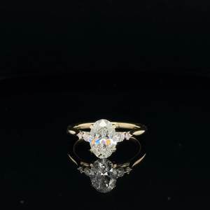 Anillo de Compromiso de Lujo con Diamante Cultivado en Laboratorio de Corte Ovalado de 2.01CT, Oro Amarillo de 14K, Regalo de Aniversario para Pareja - Product Image 2