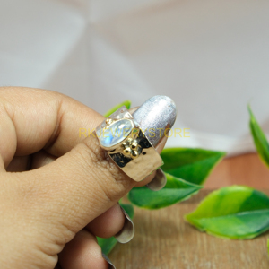 Anillo de Piedra Lunar Arcoíris Fuego Azul, Anillo Martillado de Plata de Ley 925 con Detalles en Latón, Joyería de Piedra Lunar, Regalo para Mujer - Product Image 3