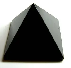 Pyramide en marbre noir naturel, pierre précieuse polie à la main avec accents de cristal - Product Image 2