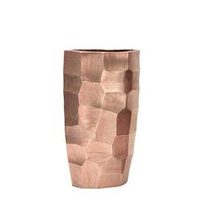 Florero de metal con diseño elegante que ofrece refinadas opciones de decoración floral para interiores de hogares modernos. - Product Image 6