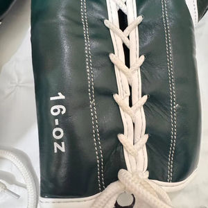 ถุงมือชกมวยหนัง PU ถุงมือป้องกันแขนพิมพ์โลโก้ออกแบบได้ตามต้องการ - Product Image 6