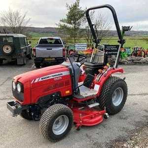 Tracteur compact Massey Ferguson 1525 le plus vendu, 25 CV, 4 roues motrices, avec plateau de tonte de 60 pouces - Product Image 1
