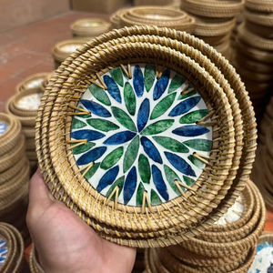 Plateau en rotin artisanal tissé à la main avec centre de table en nacre pour une utilisation décorative sur table, Vietnam - Product Image 1