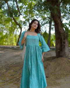 Vestido de Algodón Estampado a Mano Khari Aqua Bloom de Aarini al Mejor Precio al por Mayor - Product Image 4