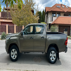 Toyota Hilux Pickup 4 places, boîte manuelle, essence, pneus R17, conduite à gauche, phares halogènes, sièges foncés - Product Image 3