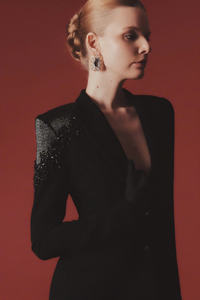 Chaqueta elegante Muse para mujer de alta calidad, Chaqueta de traje, servicios ODM hechos en Vietnam, decoración bordada, método de tejido no tejido - Product Image 3